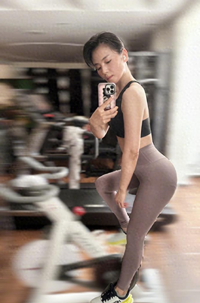 刘涛的健身_刘涛健身出汗照_刘涛健身教练亲密照